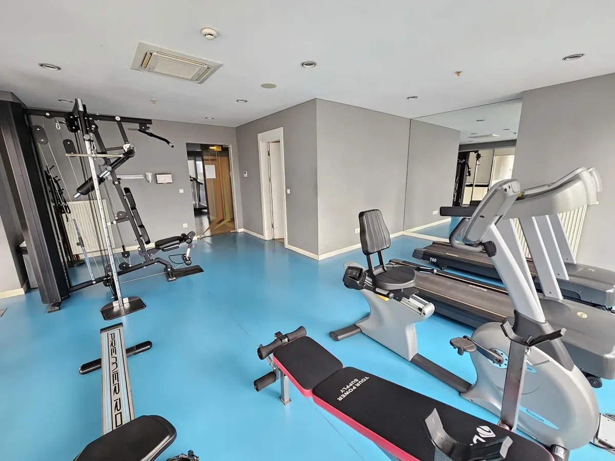 Fitness salonundaki ağırlık istasyonu, ağırlık sehpası ve koşu bantları