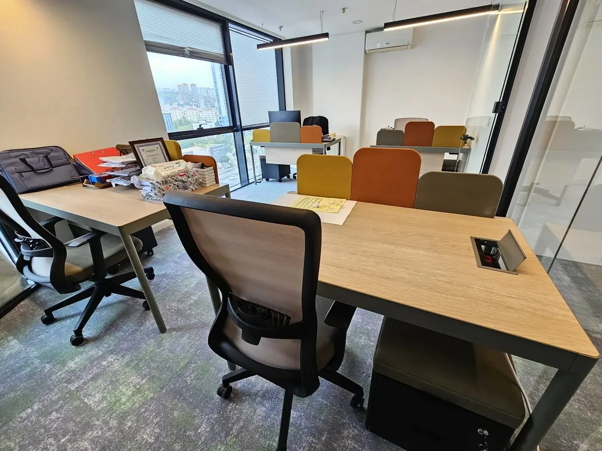 Pencere kenarında çalışma masası ve ergonomik sandalye