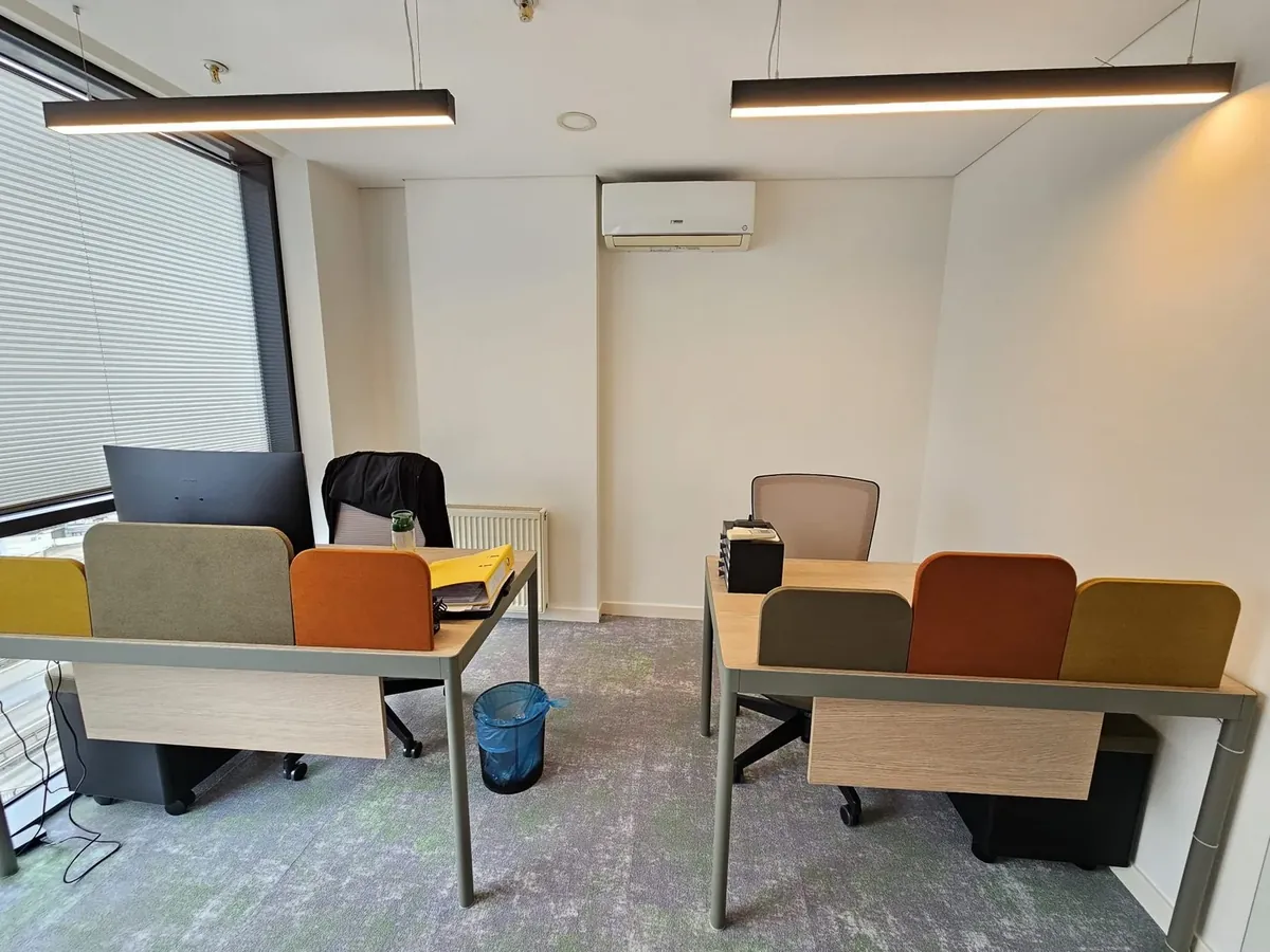 Klimalı ofis alanında akustik panelli çalışma adaları