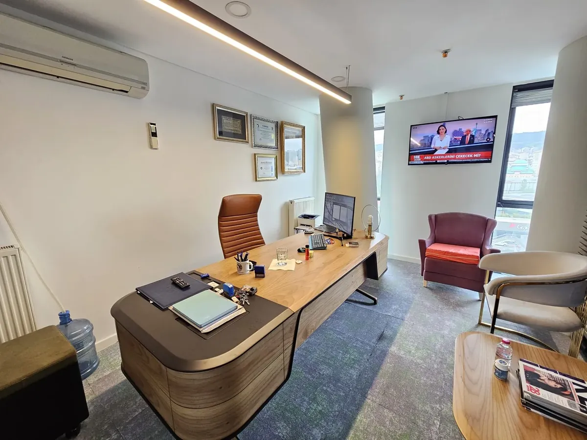 Suit ofisin masa ve oturma düzeniyle genel görünümü